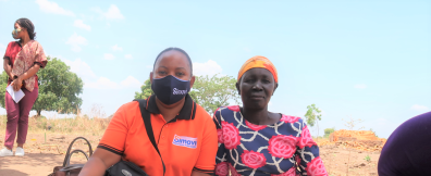 Hanifah Kasule met Josephine Akul, voorzitter van de gemeenteraad van het dorp Onyol Central in het district Agago.