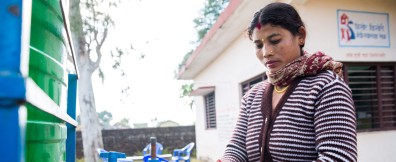 Radhika Tharu wast haar handen in Naubast Health Post, Kohalpur, Nepal